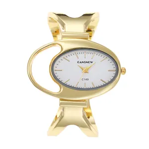 Dettaglio di un orologio a bracciale al quarzo dorato da donna con quadrante ovale bianco.