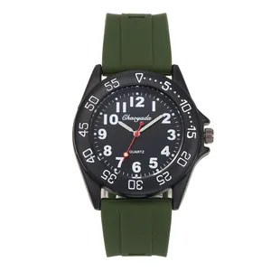 Dettaglio di un orologio sportivo per studenti con cinturino in silicone verde e quadrante