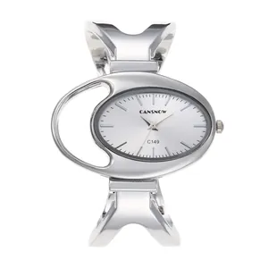 Dettaglio dell'elegante orologio a bracciale al quarzo ovale argento con cinturino unico