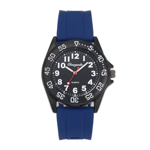 Primo piano di un orologio in silicone blu per studenti con quadrante numerico e lunetta nera.