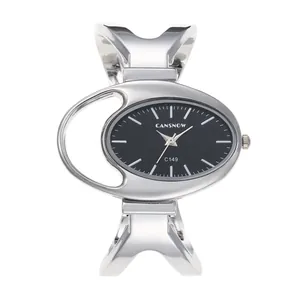 Vista dettagliata dell'orologio da polso ovale al quarzo argento da donna con quadrante nero.