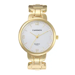 Detail van een goudkleurig dameshorloge met wit ronde wijzerplaat en armbandband