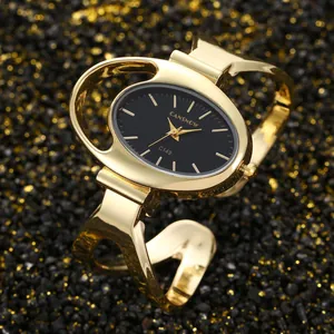 Elegante orologio a bracciale da donna dorato con quadrante ovale nero unico.