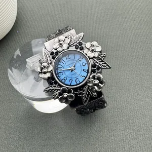 Primo piano di un orologio a polsino vintage in argento intagliato con quadrante blu
