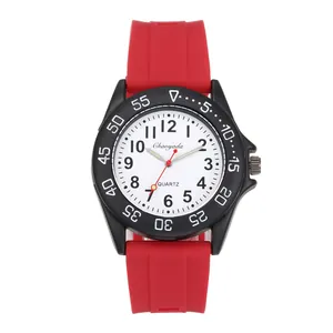 Dettaglio orologio in silicone rosso con lunetta nera e quadrante numerico chiaro