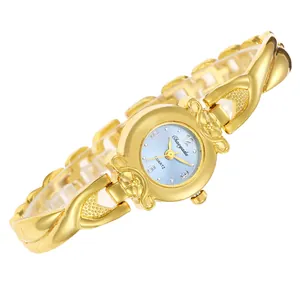 Montre à quartz dorée élégante pour femme avec cadran bleu clair et bracelet croisé.