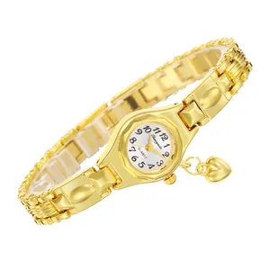 Dettaglio dell'elegante orologio da polso dorato da donna con ciondolo a cuore