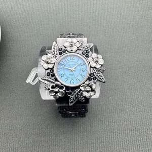 Vista macro dell'orologio da donna vintage in argento intagliato a fiori con quadrante blu