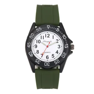 Vista dettagliata di un orologio in silicone verde con quadrante bianco e numeri arabi neri