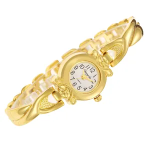 Vue détaillée du bracelet croisé doré et des accents floraux sur la montre à quartz