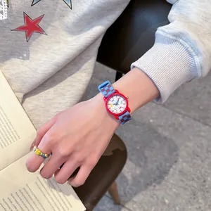 Schattig waterdicht kinderhorloge met rood-blauw geruite siliconen band om de pols