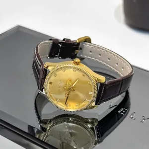 Κομψό χρυσό ρολόι με σχέδιο μέλισσας και σκούρο καφέ δερμάτινο λουράκι.