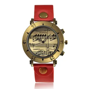 Vista dettagliata dell'orologio WoMaGe con quadrante a note musicali e cinturino rosso