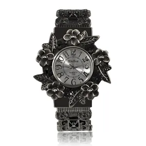 Nahaufnahme der XinHua Damen-Vintage-Uhr mit filigran geschnitztem Blumenarmreif