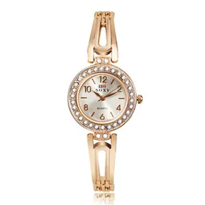 Dettaglio orologio al quarzo oro rosa con lunetta in cristallo e cinturino cavo