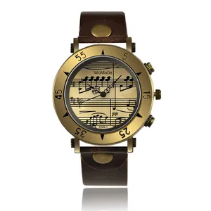 Vista dettagliata dell'orologio WoMaGe con quadrante a spartito e cinturino in pelle.