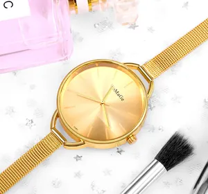 Dettaglio orologio donna dorato con cinturino a maglia in lega elegante