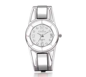 Vista dettagliata di un elegante orologio a bracciale argento con quadrante bianco e cristalli