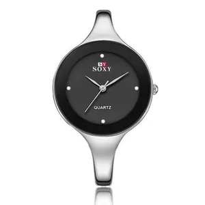 Vista frontale di un orologio al quarzo SOXY minimalista con quadrante nero e cinturino