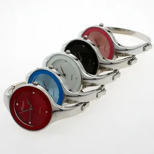 Orologi da polso a quarzo da donna alla moda in cinque colori vivaci su sfondo bianco
