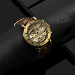 Dettaglio dell'orologio WoMaGe con un esclusivo motivo a note musicali sul quadrante.