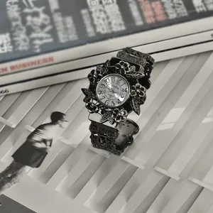 Nahaufnahme der Xinhua Damen-Armreif-Uhr mit floraler Schnitzerei in Silberoptik
