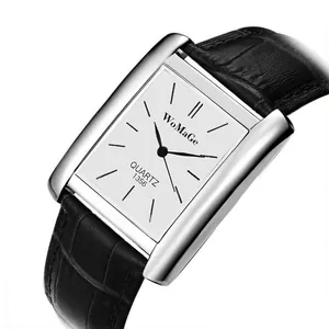 Dettaglio dell'orologio classico Womage da uomo con quadrante quadrato e cinturino in pelle.