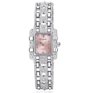 Vista dettagliata di un orologio quadrato di lusso da donna con quadrante rosa e diamanti