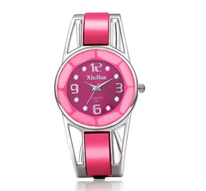 Dettaglio dell'orologio a bracciale al quarzo XinHua da donna con quadrante rosa e argento