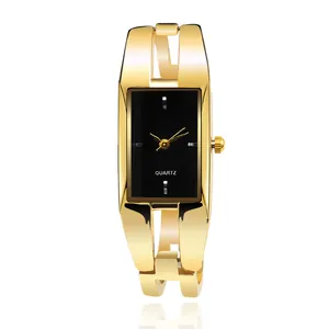 Elegante orologio a bracciale dorato con quadrante nero rettangolare e movimento al quarzo.