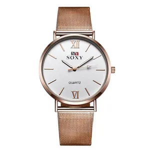 Dettaglio ravvicinato dell'orologio SOXY in oro rosa con quadrante bianco minimalista