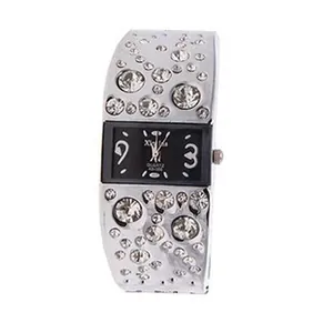 Vista dettagliata dell'orologio rigido da donna in argento con accenti in strass.