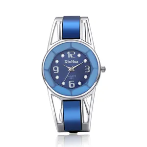 Dettaglio frontale dell'orologio rigido al quarzo blu XinHua con quadrante di cristalli