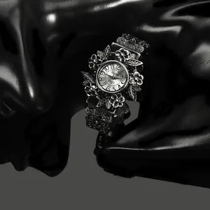Detailansicht der antiken silbernen XinHua Armreif-Uhr für Damen mit Blumen gravierten Details