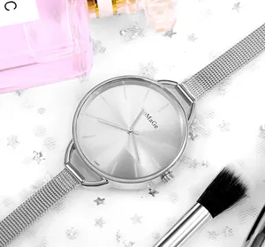 Primo piano di un elegante orologio da donna in argento con cinturino in maglia e quadrante grande