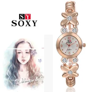 Elegante roségoldene Damenuhr mit Blumenarmband und minimalistischem weißem Zifferblatt.