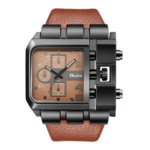 Dettaglio dell'orologio militare Oulm con quadrante quadrato e cinturino in pelle.