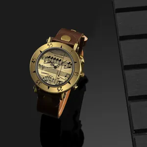 Dettaglio dell'orologio vintage WoMaGe con quadrante a note musicali e cinturino
