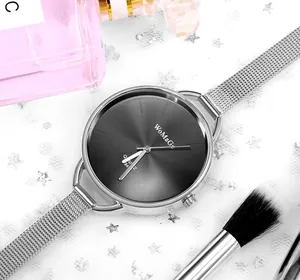 Primo piano di un elegante orologio da donna con quadrante nero e cinturino mesh