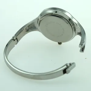 Vista dettagliata del retro di un elegante orologio a bracciale da donna in metallo.