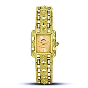 Nahaufnahme des verzierten hohlen Metallarmbands und des quadratischen Zifferblatts