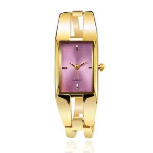 Dettaglio di un orologio a bracciale dorato con elegante quadrante rettangolare viola