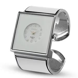 Primo piano di elegante orologio a polsino quadrato argento da donna con smalto bianco