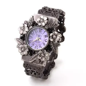 Detailansicht der Vintage-Armbanduhr mit floralen Schnitzereien und lila Zifferblatt