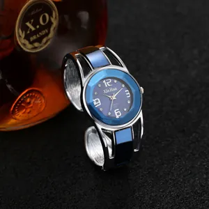 Dettaglio dell'orologio rigido XinHua con quadrante blu, cristalli e cinturino argento