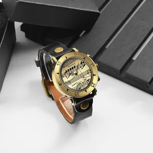 Dettaglio del quadrante vintage con note musicali e cassa in bronzo su cinturino in pelle