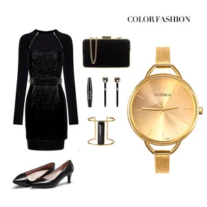 Elegante orologio WoMaGe dorato con cinturino a maglia da donna con abito nero e accessori