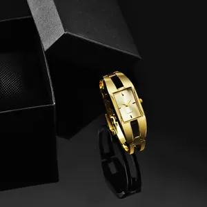 Dettaglio macro dell'elegante orologio a bracciale dorato con quadrante rettangolare