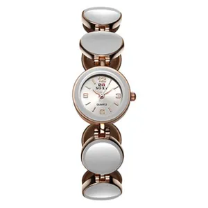 Vista verticale di un orologio al quarzo da donna con bracciale a maglie ovali