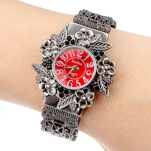 Detaillierte Makroansicht einer vintage silbernen Armreif Uhr mit floraler Gravur